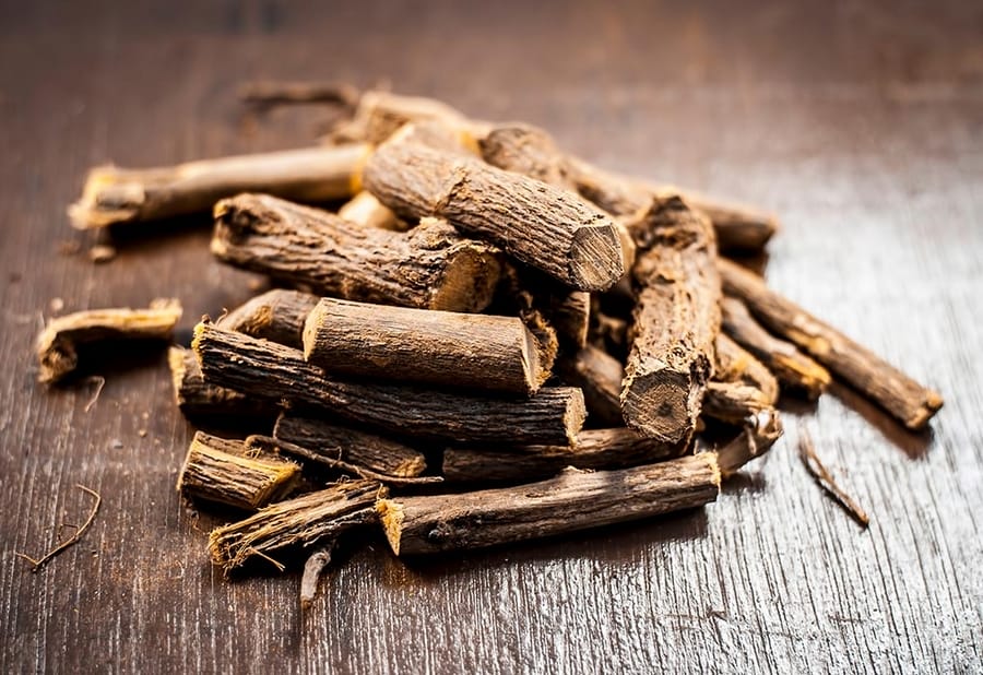 كيف تتعاملين مع التهاب الحلق أثناء الرضاعة؟ 2 جذر عرق السوس أو موليثي