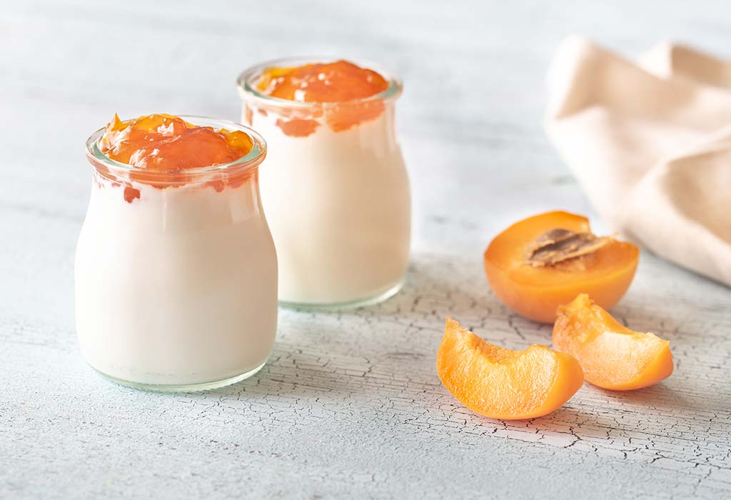 هريس الزبادي اليوناني المشمش والموز