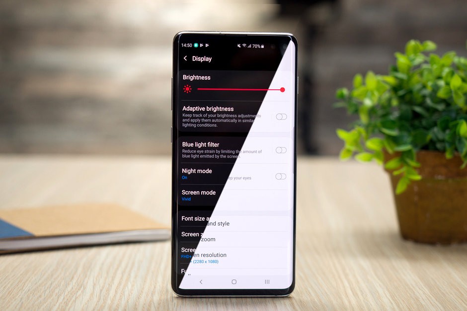 هل يساعد تفعيل الوضع الليلي في الجوالات على تقليل استهلاك البطارية؟ 