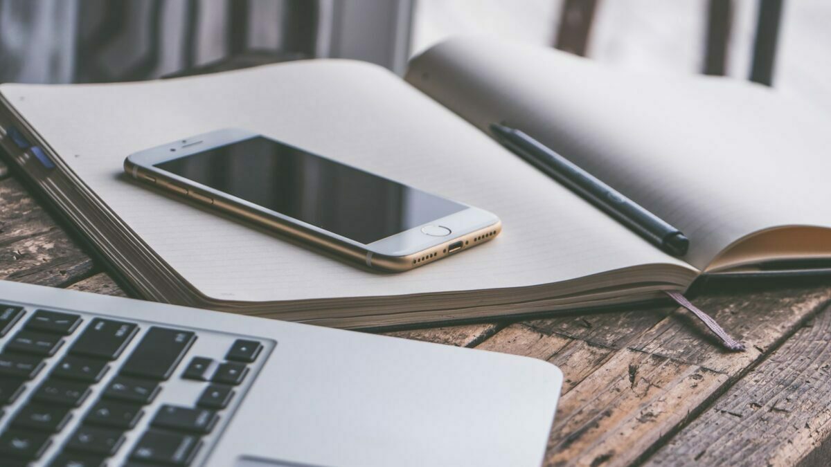 تعتيم شاشة آيفون تلقائيًا