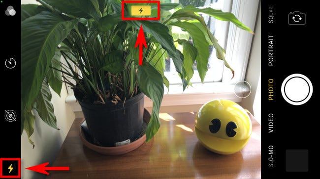 عند تفعيل الفلاش، سترى مؤشرات فلاش على الشاشة مضاءة باللون الأصفر.