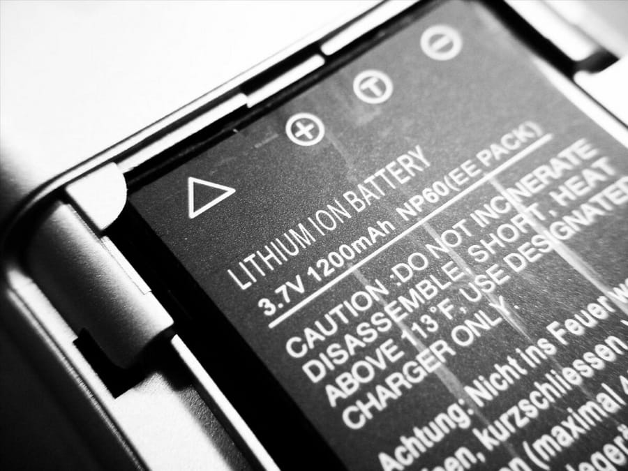 طريقة إصلاح بطاريات الليثيوم أيون الميتة التي لن تحمل شحنة بعد الآن