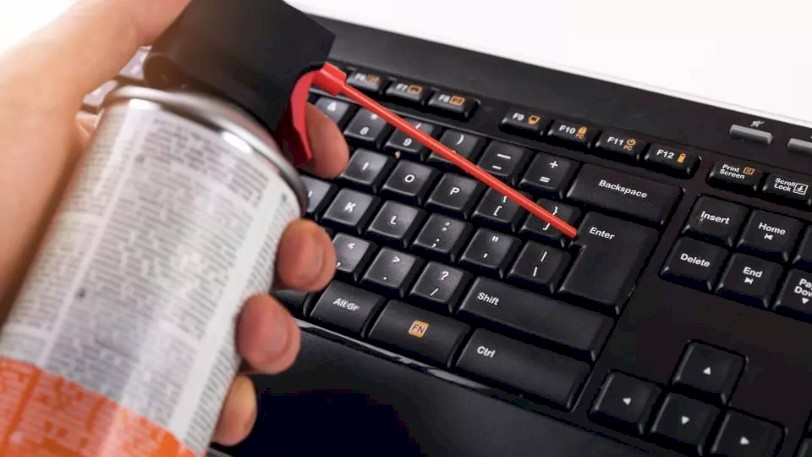 طريقة تنظيف كيبورد الكمبيوتر دون تخريبها 1 تنظيف لوحة المفاتيح