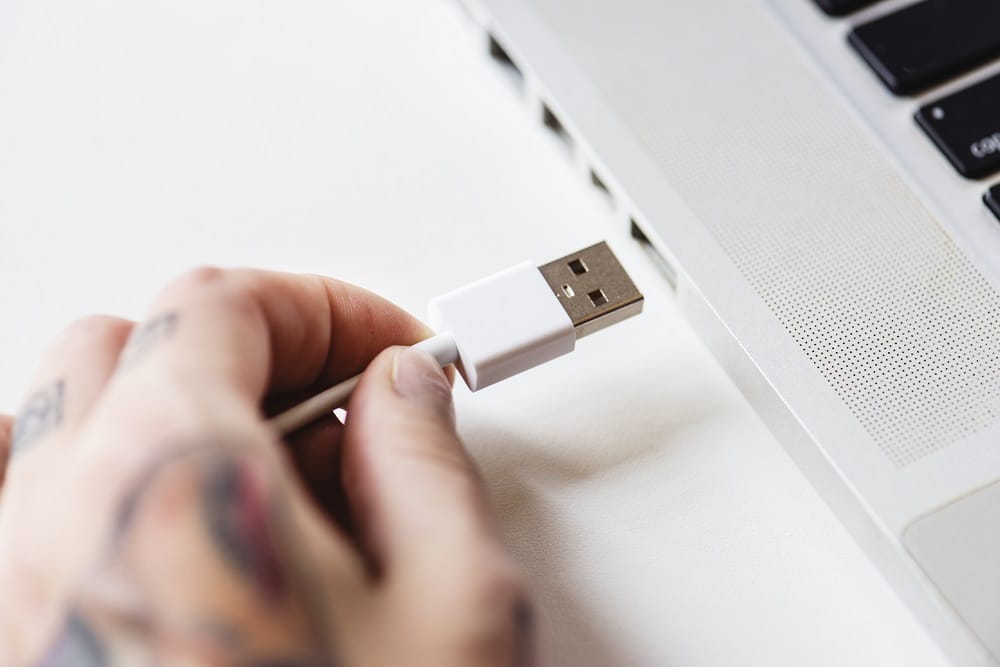 قم بتوصيله بمنفذ USB مختلف. إصلاح تقطع سماعات البلوتوث على ويندوز 10