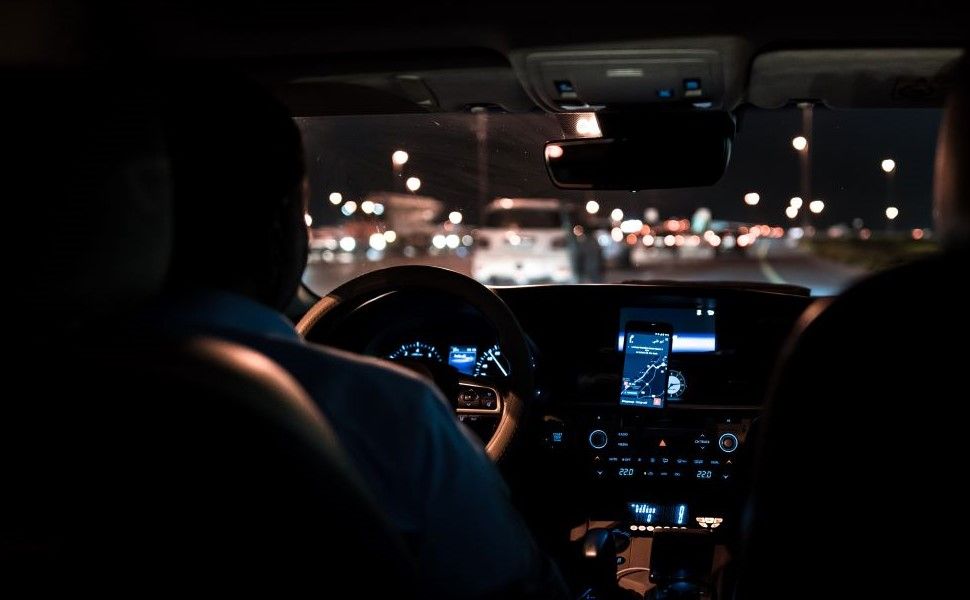 التنقل عبر الهاتف الذكي في السيارة