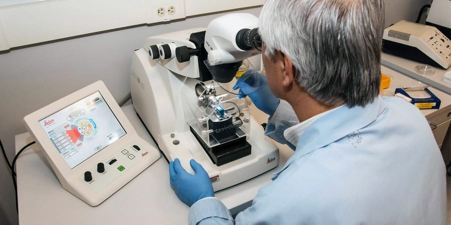 عالم يبحث من خلال مجهر