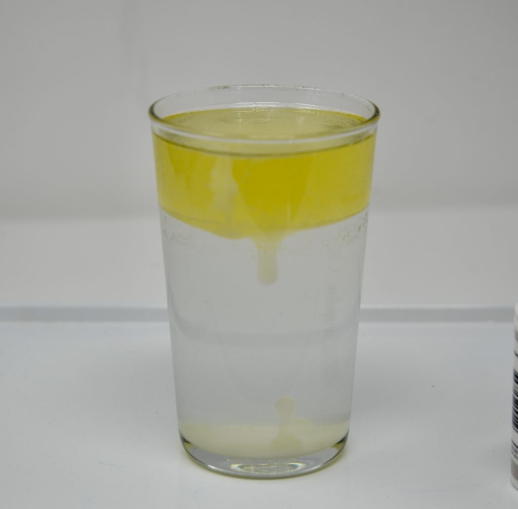 تجربة الحمم البركانية: طريقة عمل مصباح الحمم 1 مصباح حمم ملح مصنوع من الماء والزيت والملح