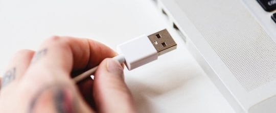 كبل USB يدخل إلى المنفذ