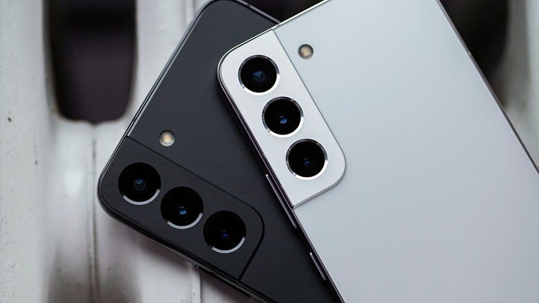 لقطة مقربة تعرض وحدات الكاميرا Galaxy S22 و S22 +