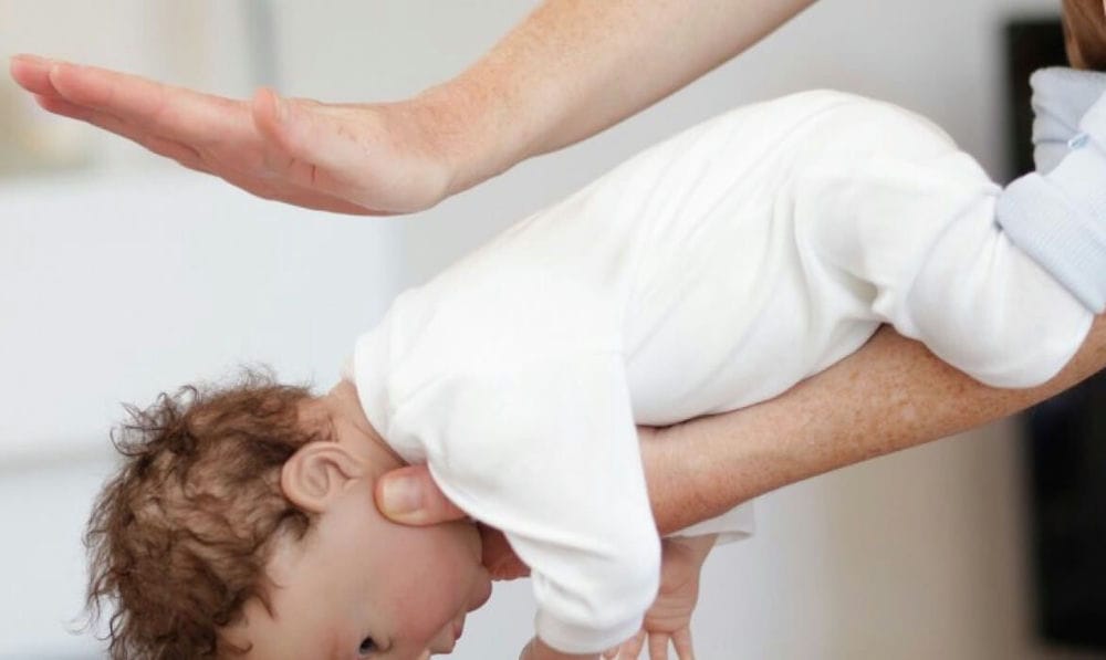 اختناق الطفل أثناء الرضاعة: الأسباب وطرق الوقاية 2 وضع علاج احتناق الرضيع بالحليب