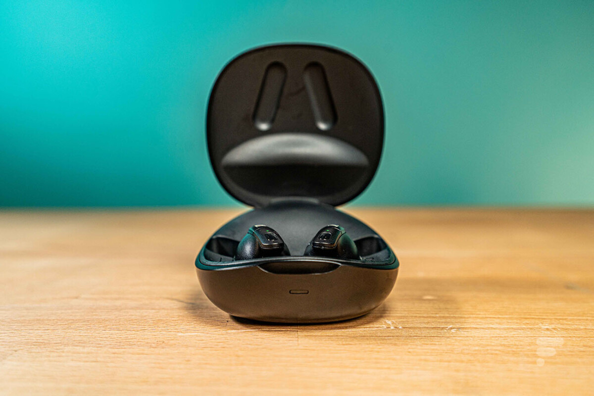 Les Sennheiser Conversation Clear Plus en charge dans leur boîtier